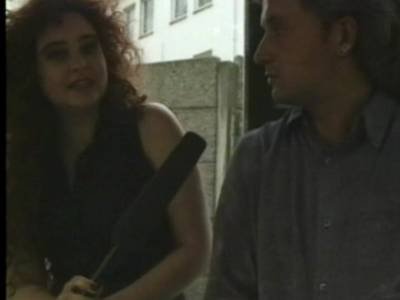 Der fremde Mann von der Straße schiebt seinen strammen Penis in die behaarte Spalte der Moderatorin