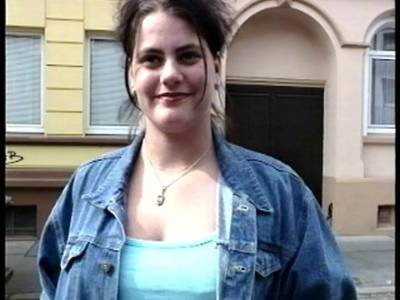 Deutsche Amateurin zeigt beim spontanen Casting ihren molligen Body und ihre haarige Möse