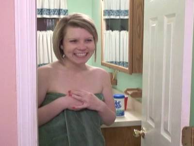 Amateurin steigt in die Dusche und säubert ihre haarlose Möse gründlich