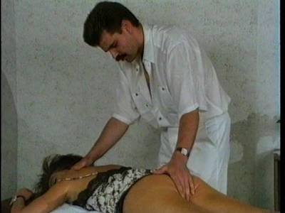 Eine geile Frau mit behaarter Muschi lässt sich im Vintage Pornofilm von ihrem Masseur pimpern