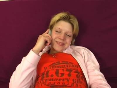Teen in Socken macht Selbstbefriedigung am Telefon