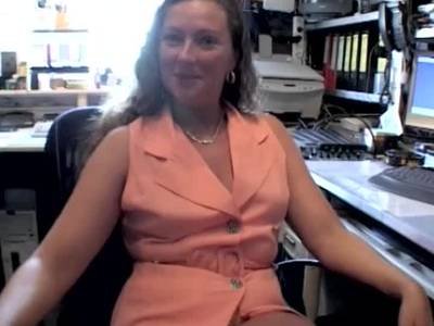 Heftig wird eine versaute Milf im Büro gefickt