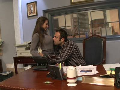 Chef ist scharf auf die Silikoneuter seiner Angestellten