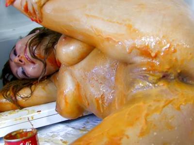 Beim dreckigen Analsex saut die Bitch mit Lebensmitteln herum