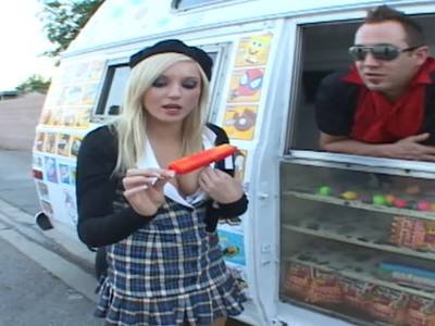 Eismann poppt junge Hobby Bitch in seinem Wagen