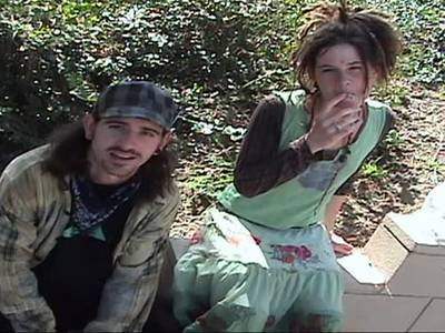 Rasta Luder und ihr Freund lassen sich zum Outdoor Pornodreh überreden