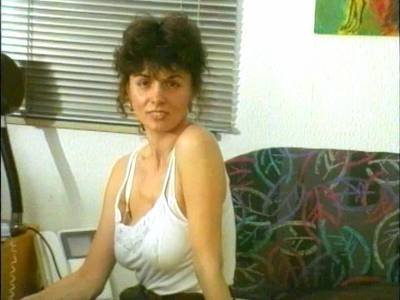 Vintage Casting mit einer haarigen Deutschen und einem Vibrator