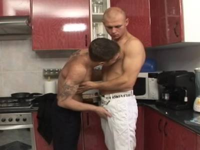 Gays mit geilen Körpern pimpern in der Küche
