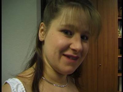 Versaute deutsche Amateurin begrapscht ihre enormen Brüste und gibt einen BJ