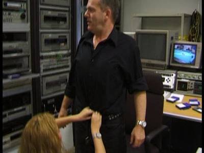 Im Porno Office geht eine Blondine auf die Knie um zu blasen