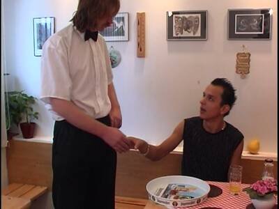Kellner und Gast machen Gaysex