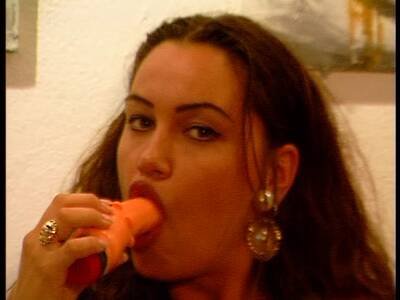 Braunhaarige Deutsche beim Dildo Solo Casting