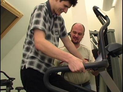 Schwanzgeile Gaymänner kommen sich im Gym ganz nah