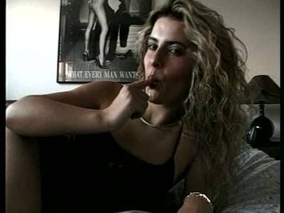 Deutscher Lockenkopf fingert sich im Bett