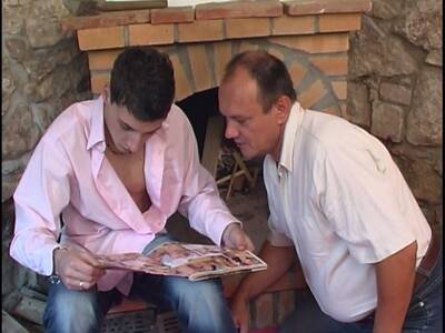 Reifer Gay reitet auf dem Pint seines jüngeren Fickfreunds