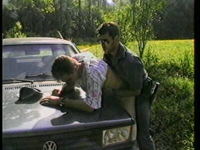 Soldat poppt einen Zivilisten im klassischen Gay Outdoor Porno aus den 90ern