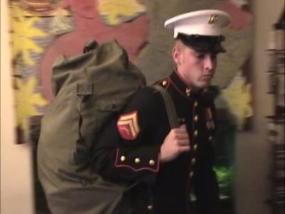 Amerikanischer Marine kommt heim und wichst sich erstmal einen