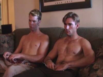 Gemeinsames Wichsen führt schnell zu schwulem Amateursex