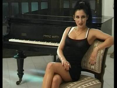 Fingerfertige Klavierspielerin macht es sich mit einem Vibrator