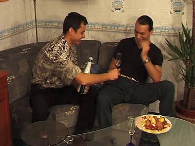 Zwei spitze Gays verbringen einen romatischen Abend zu zweit auf der Couch