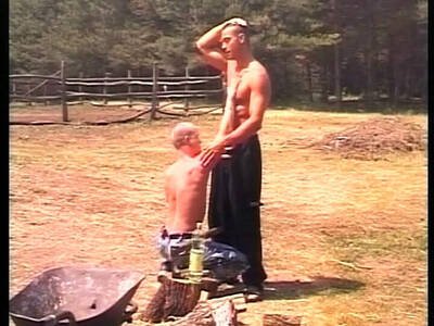 Schwule Holzfäller schieben ein Outdoor Nümmerchen