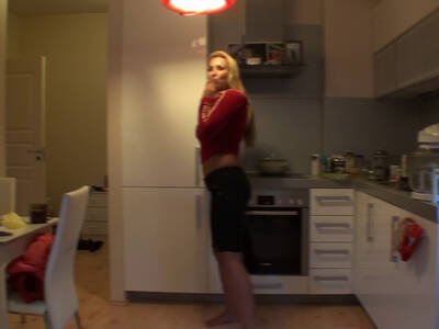 Hausfrau legt einen Amateurstrip in der Küche aufs Parkett