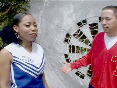 Ebony Cheerleader sorgt beim Outdoor Interracialfick für geile Gefühle