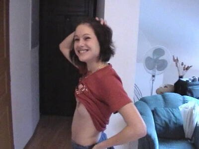 Sexy 18 Jährige befriedigt sich im Amateur Soloclip