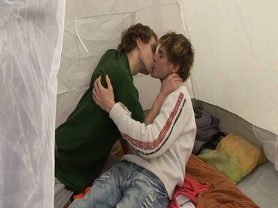 Im Zelt vögelt ein junges Gaypärchen