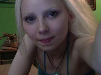 Hellblonde Amateurin filmt sich beim Pussyfingern
