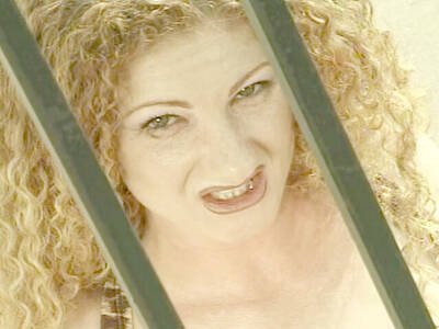 Milf mit roten Locken pisst durch einen Zaun