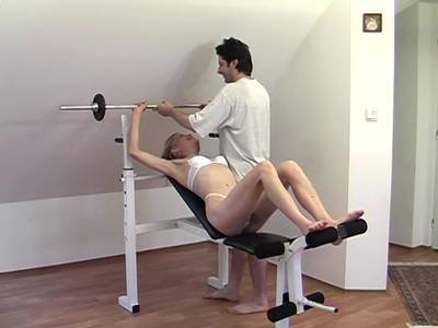 Amateurin in Dessous trainiert das Bumsen