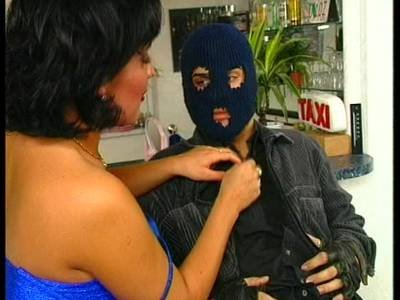 Dauergeile Hausfrau lässt sich von einem Einbrecher besteigen