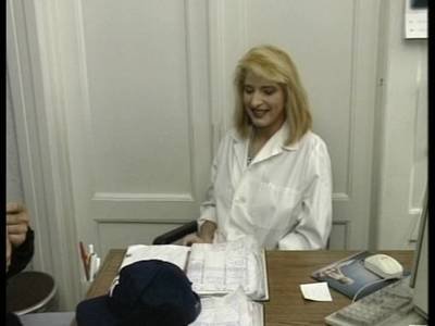 Harter Ständer wird von einer Ärztin in Dessous geblasen