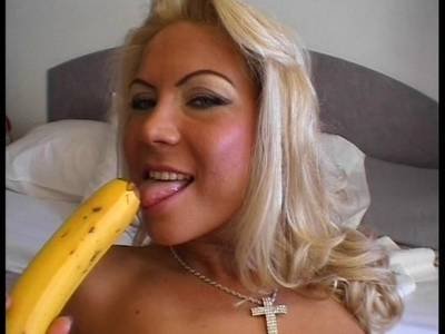 Sexy Milf beim intimen Solosex mit Banane