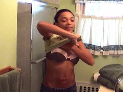 Sexy Ebony duscht und die Kamera filmt mit