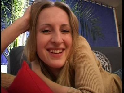 Blonde Amateurin poppt vor der Kamera im Amateurporno aus Deutschland