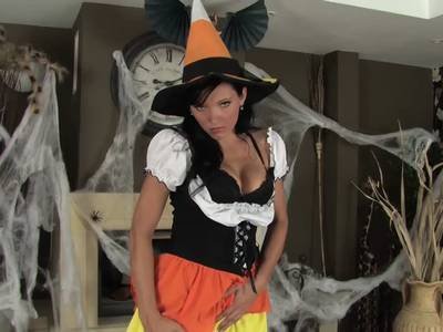 Schamlose Hexe mit flachen Möpsen rubbelt sich die Fotze