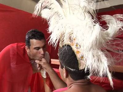 Brasilianische Gays poppen auf einer Kostümparty