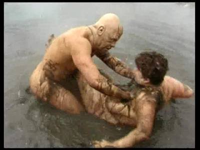 Maskenmann poppt eine fette Lady im Schlamm